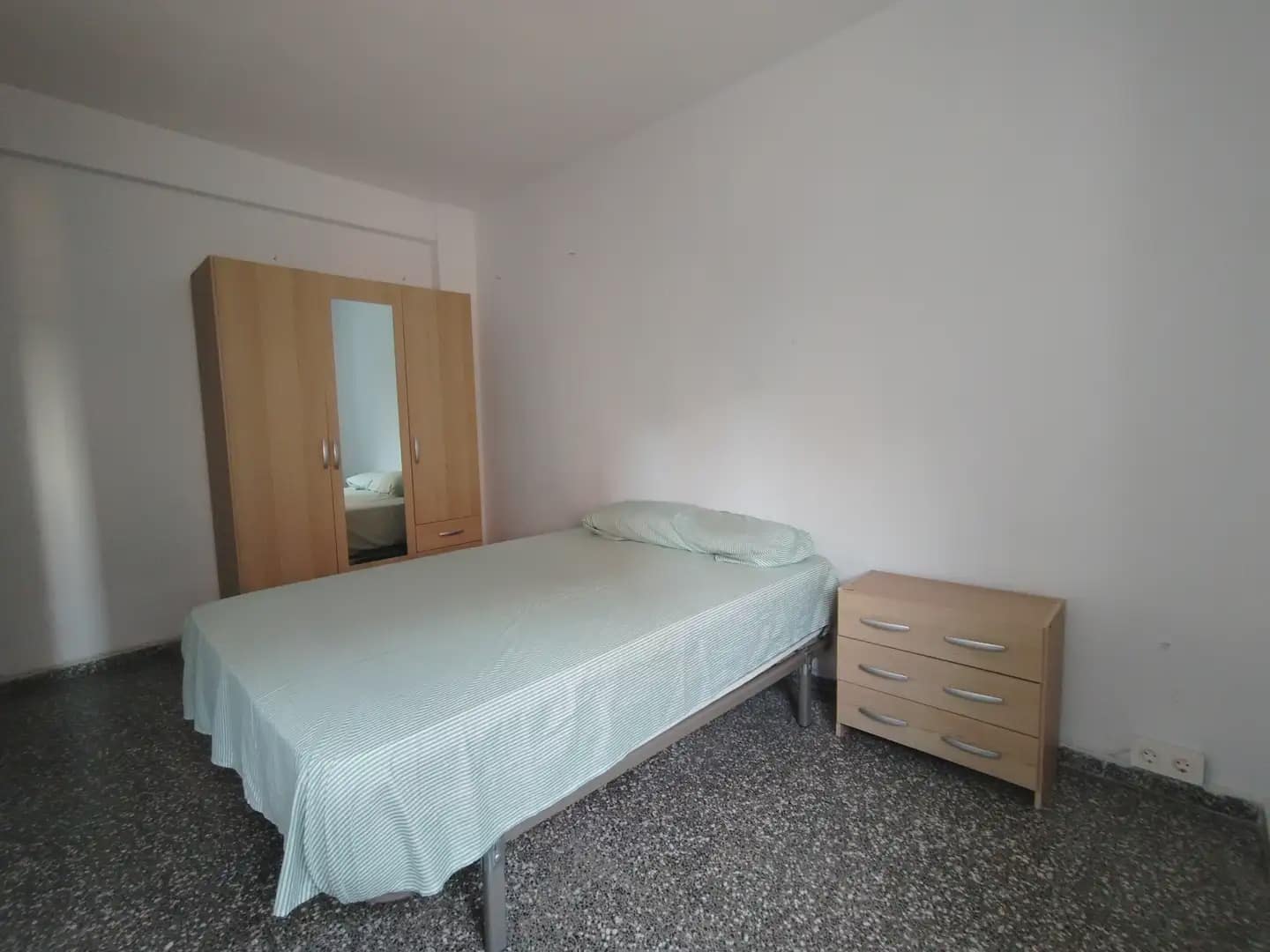 3 bedroom Flat for rent in Granada city with garage - € 900 (Ref: 10007775)