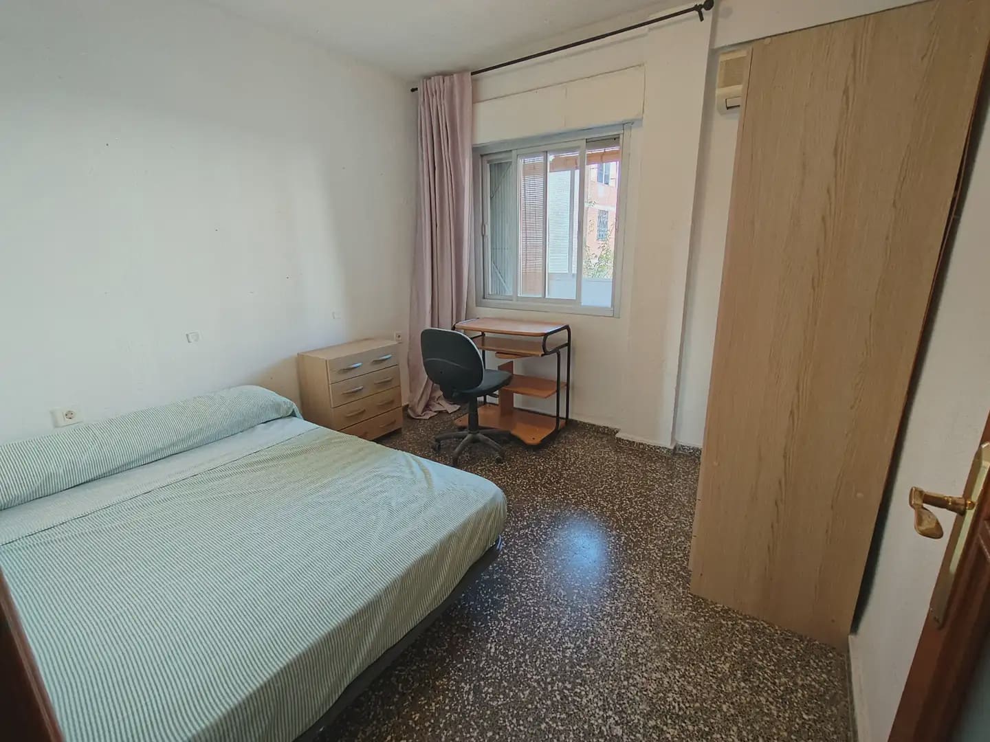 3 bedroom Flat for rent in Granada city with garage - € 900 (Ref: 10007775)