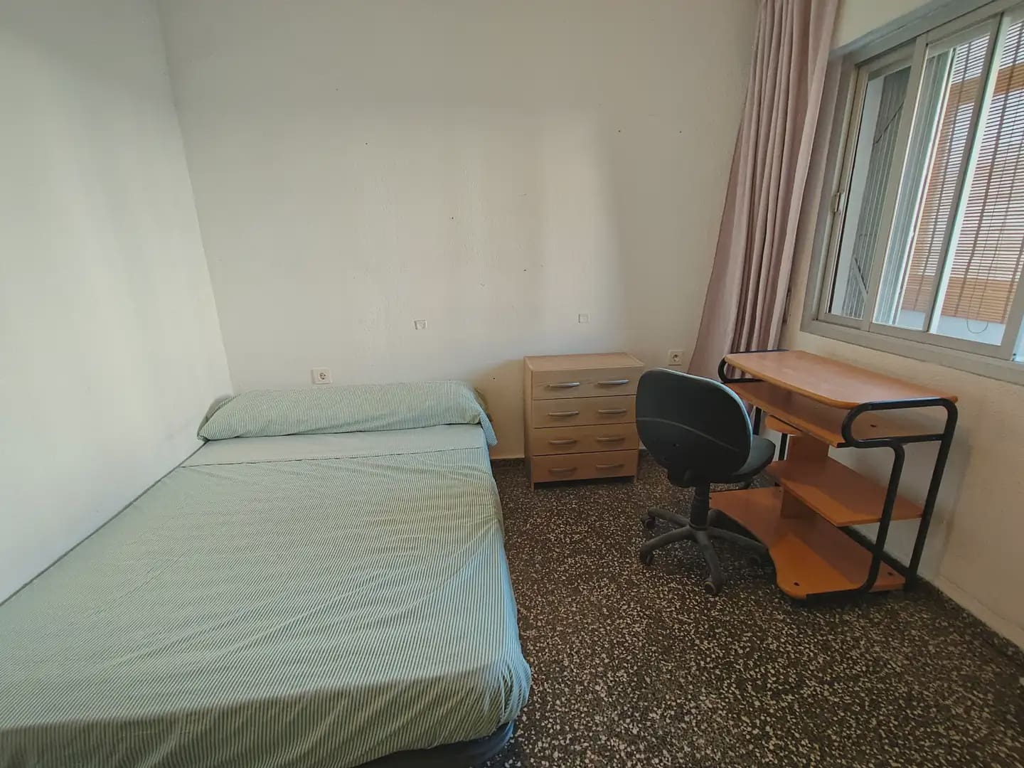 3 bedroom Flat for rent in Granada city with garage - € 900 (Ref: 10007775)
