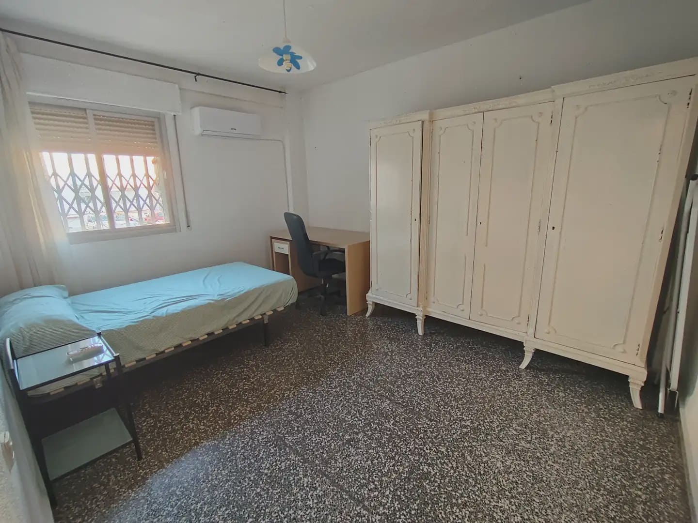 3 bedroom Flat for rent in Granada city with garage - € 900 (Ref: 10007775)