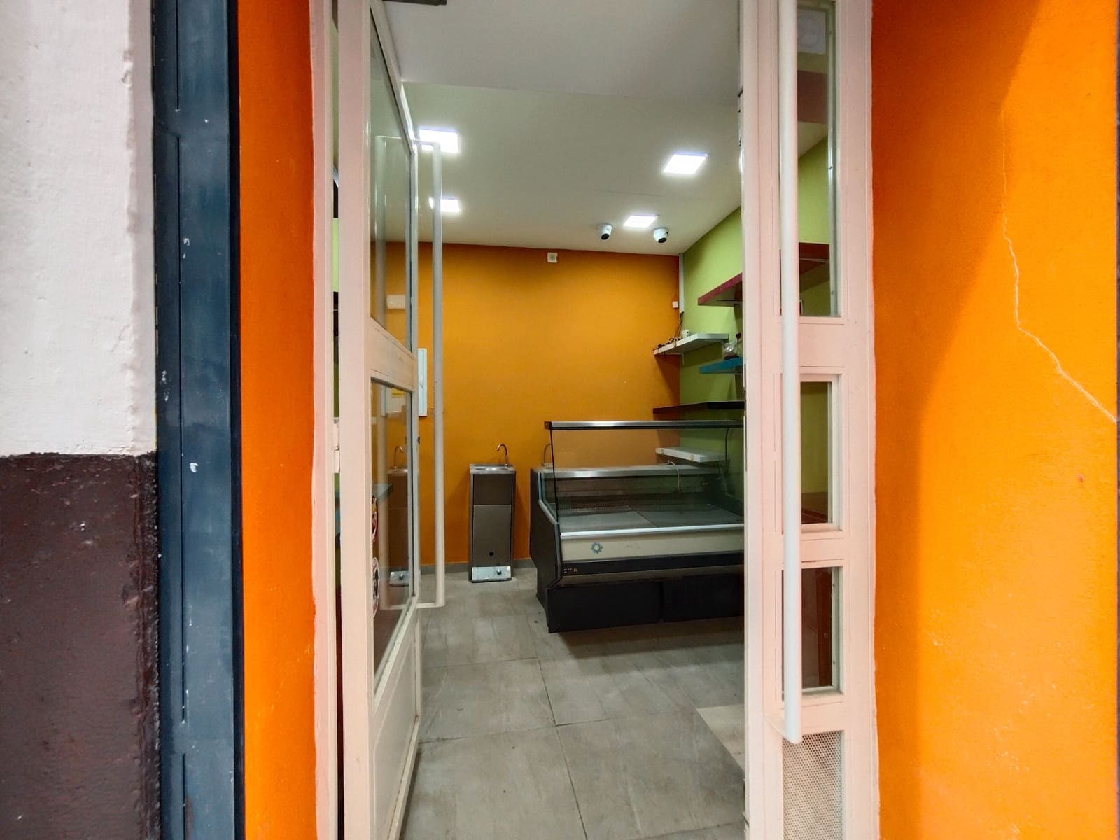 Kommersiell til salgs i Granada by - € 99 900 (Ref: 9548653)