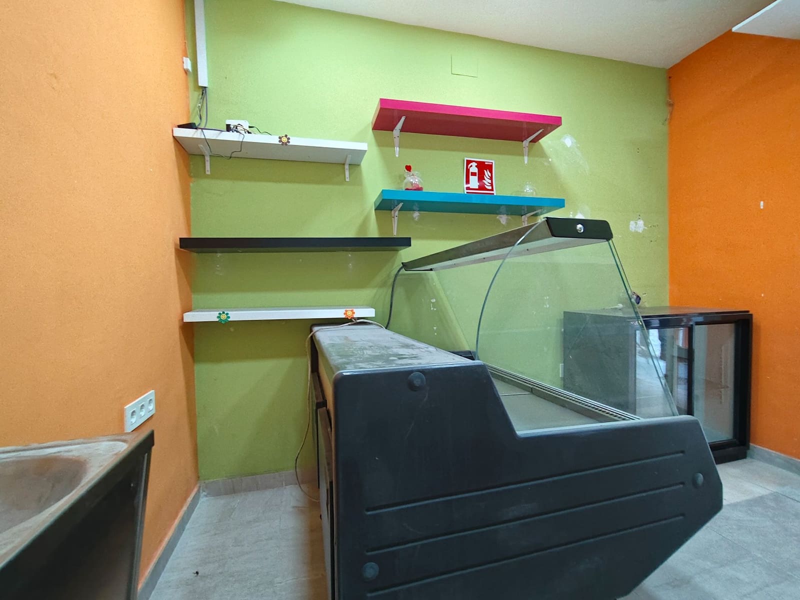 Kommersiell til salgs i Granada by - € 99 900 (Ref: 9548653)