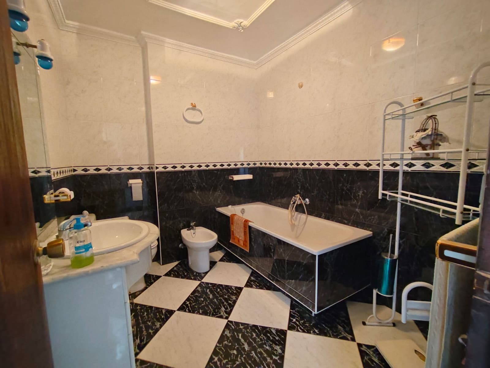 9 soveværelse Byhus til salg i Las Gabias med garage - € 229.900 (Ref: 9548654)