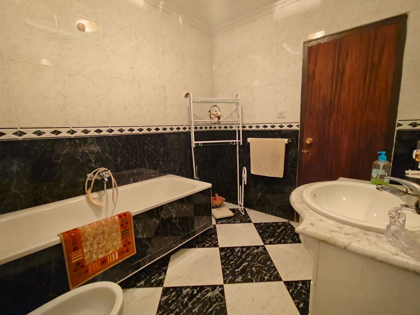 9 soveværelse Byhus til salg i Las Gabias med garage - € 229.900 (Ref: 9548654)