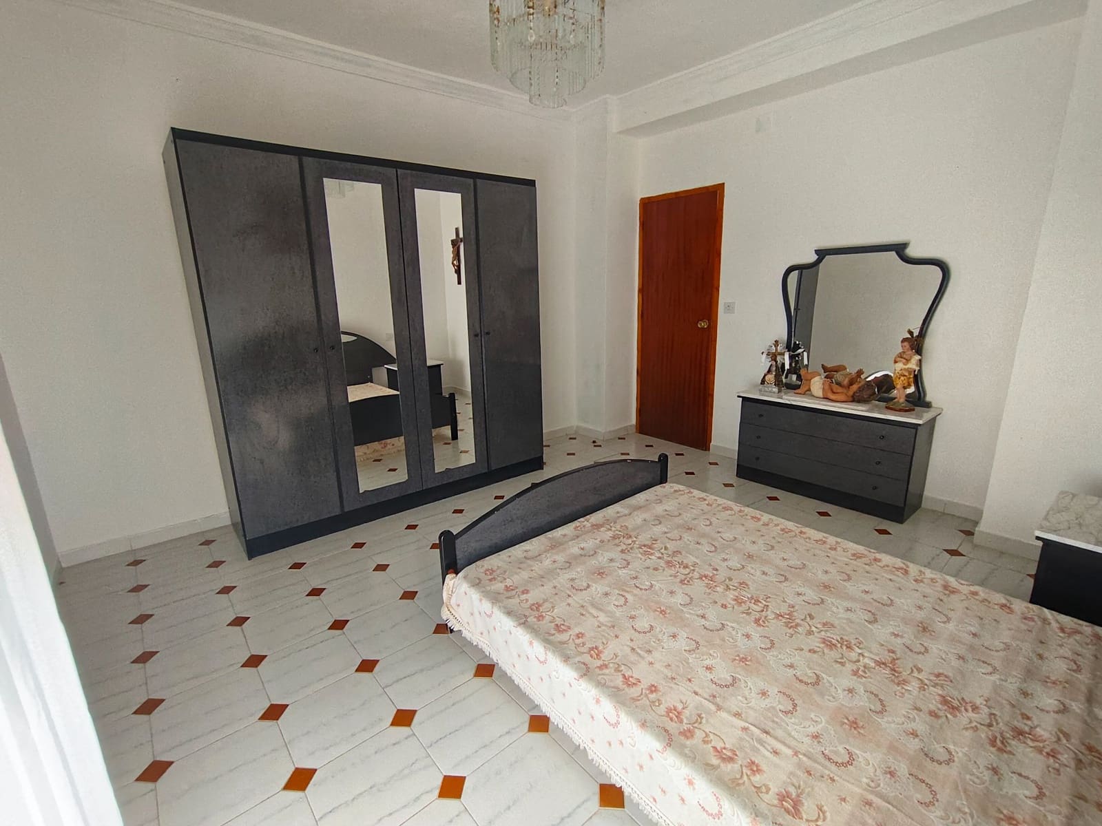 9 soveværelse Byhus til salg i Las Gabias med garage - € 229.900 (Ref: 9548654)