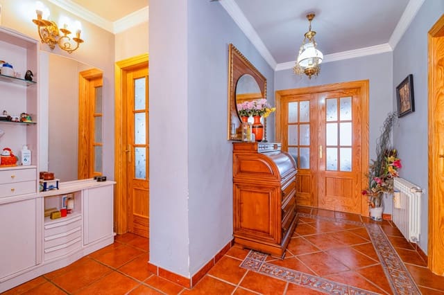 5 makuuhuone Huvila myytävänä paikassa La Zubia mukana uima-altaan - 429 900 € (Ref: 9548658)