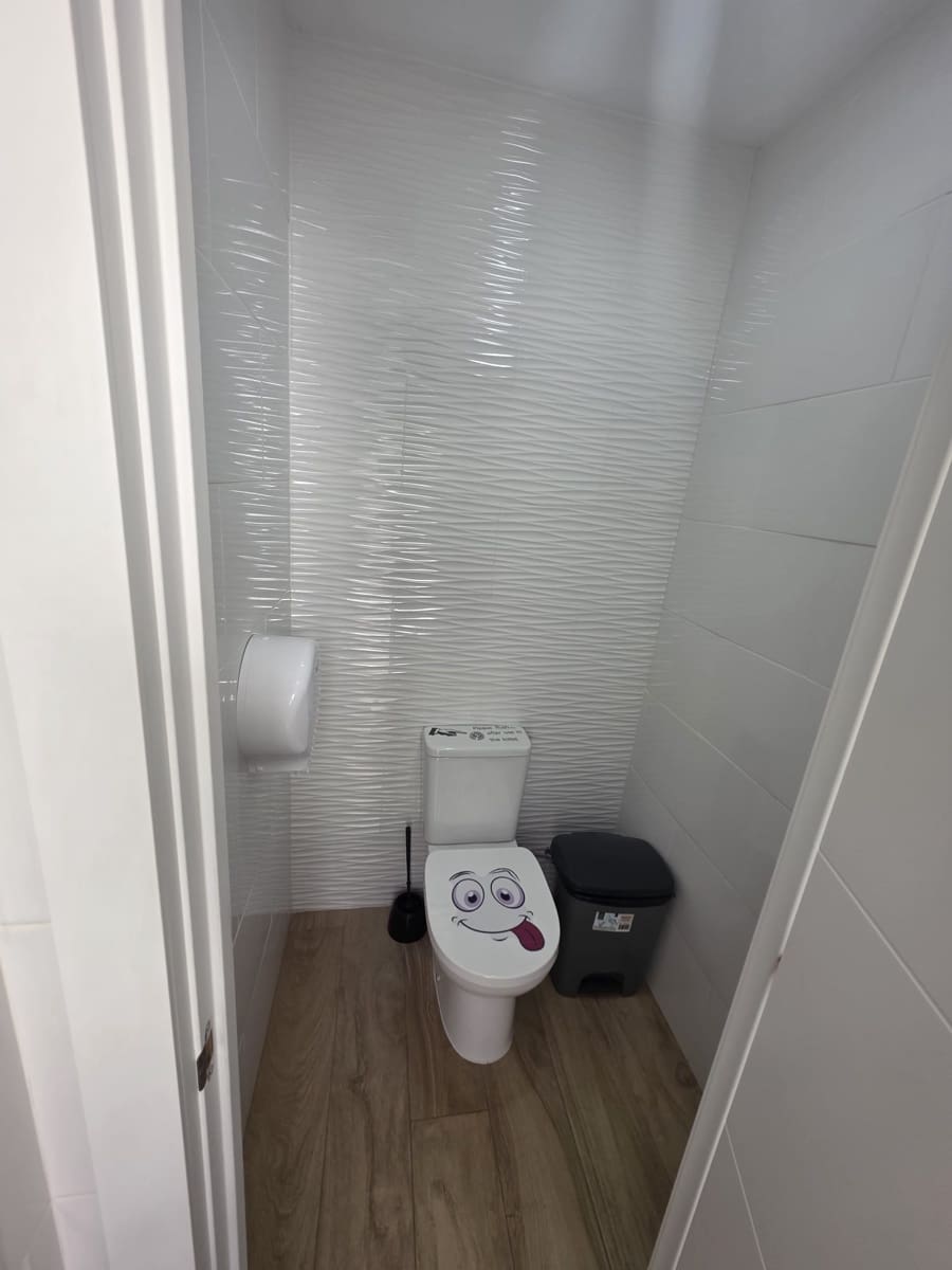 1 makuuhuone Kaupallinen vuokrattavana paikassa Adeje - 2 000 € (Ref: 9528877)