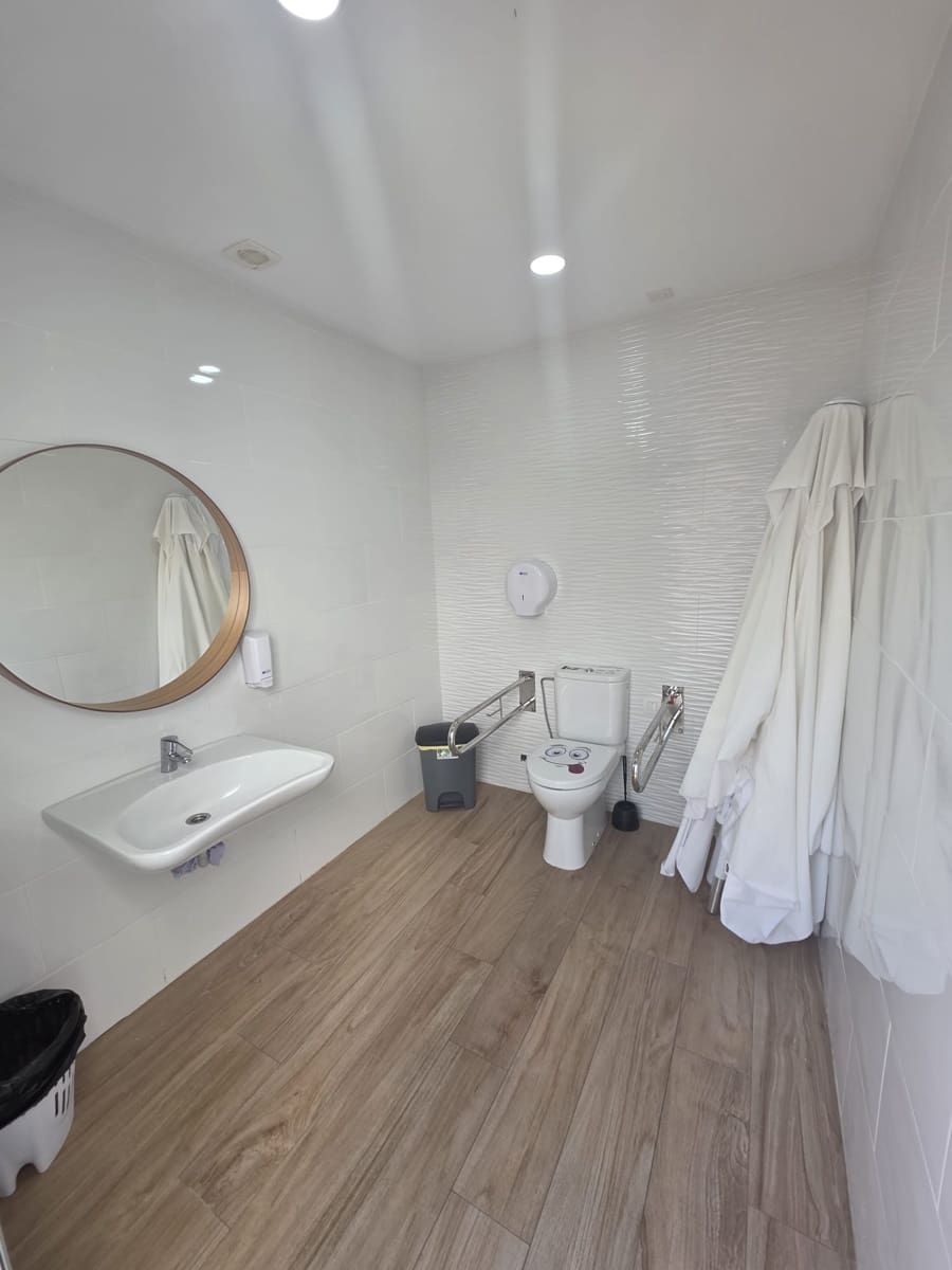 1 makuuhuone Kaupallinen vuokrattavana paikassa Adeje - 2 000 € (Ref: 9528877)