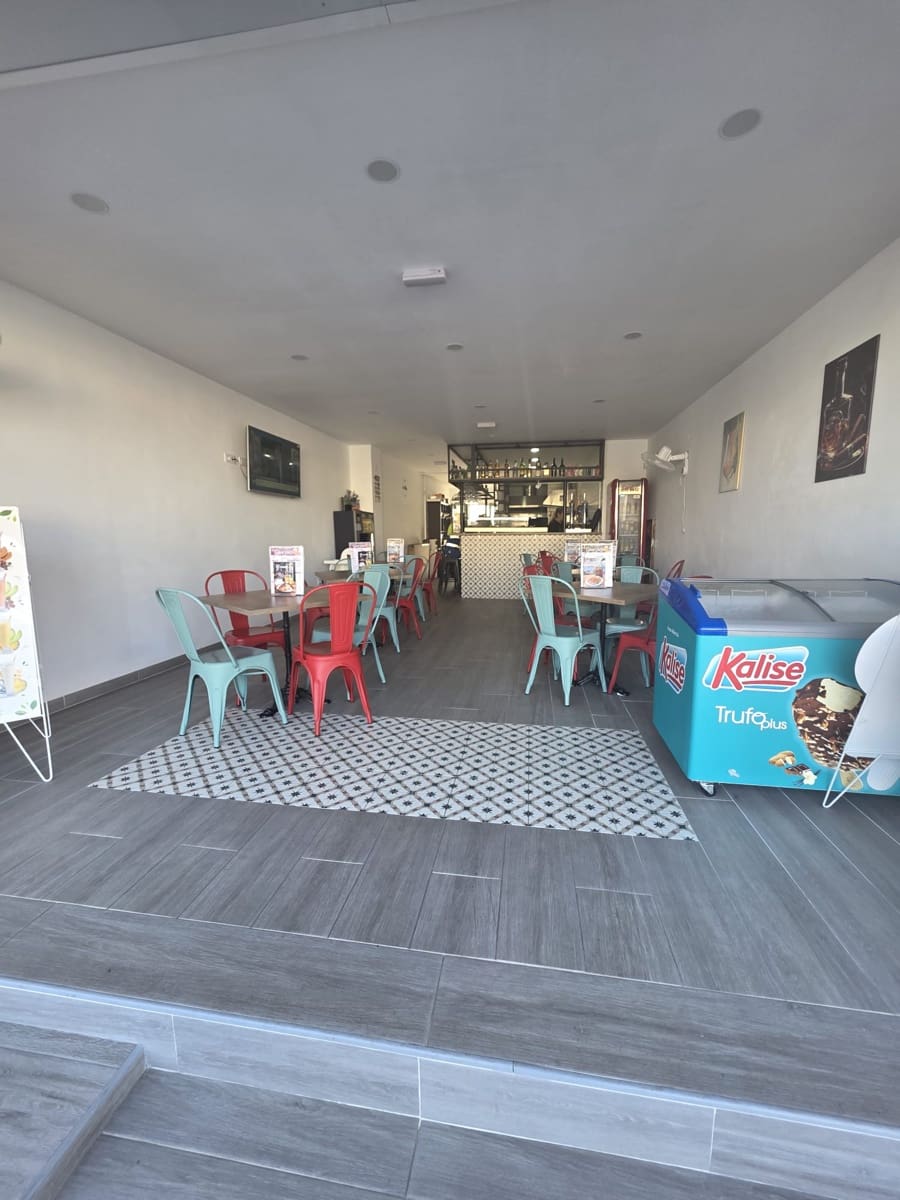 1 makuuhuone Kaupallinen vuokrattavana paikassa Adeje - 2 000 € (Ref: 9528877)