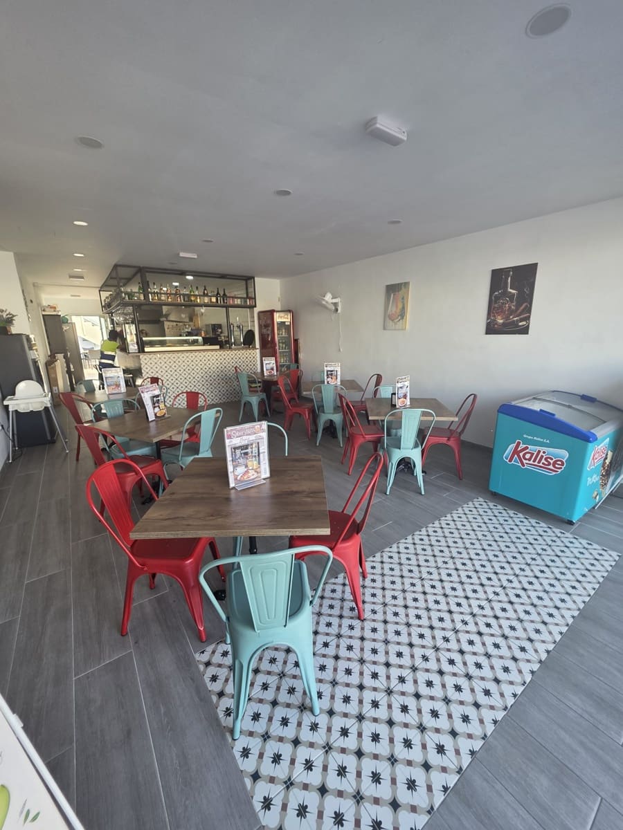 1 makuuhuone Kaupallinen vuokrattavana paikassa Adeje - 2 000 € (Ref: 9528877)