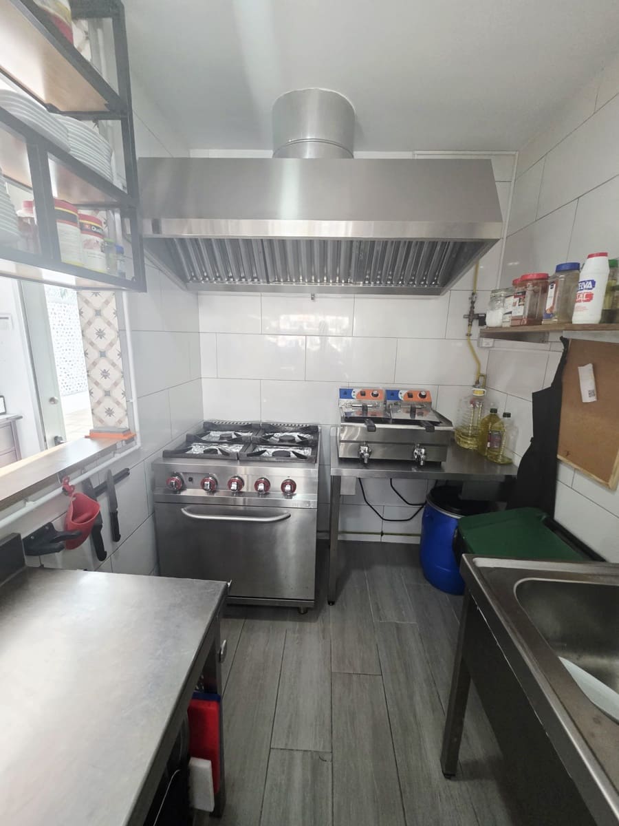 1 makuuhuone Kaupallinen vuokrattavana paikassa Adeje - 2 000 € (Ref: 9528877)