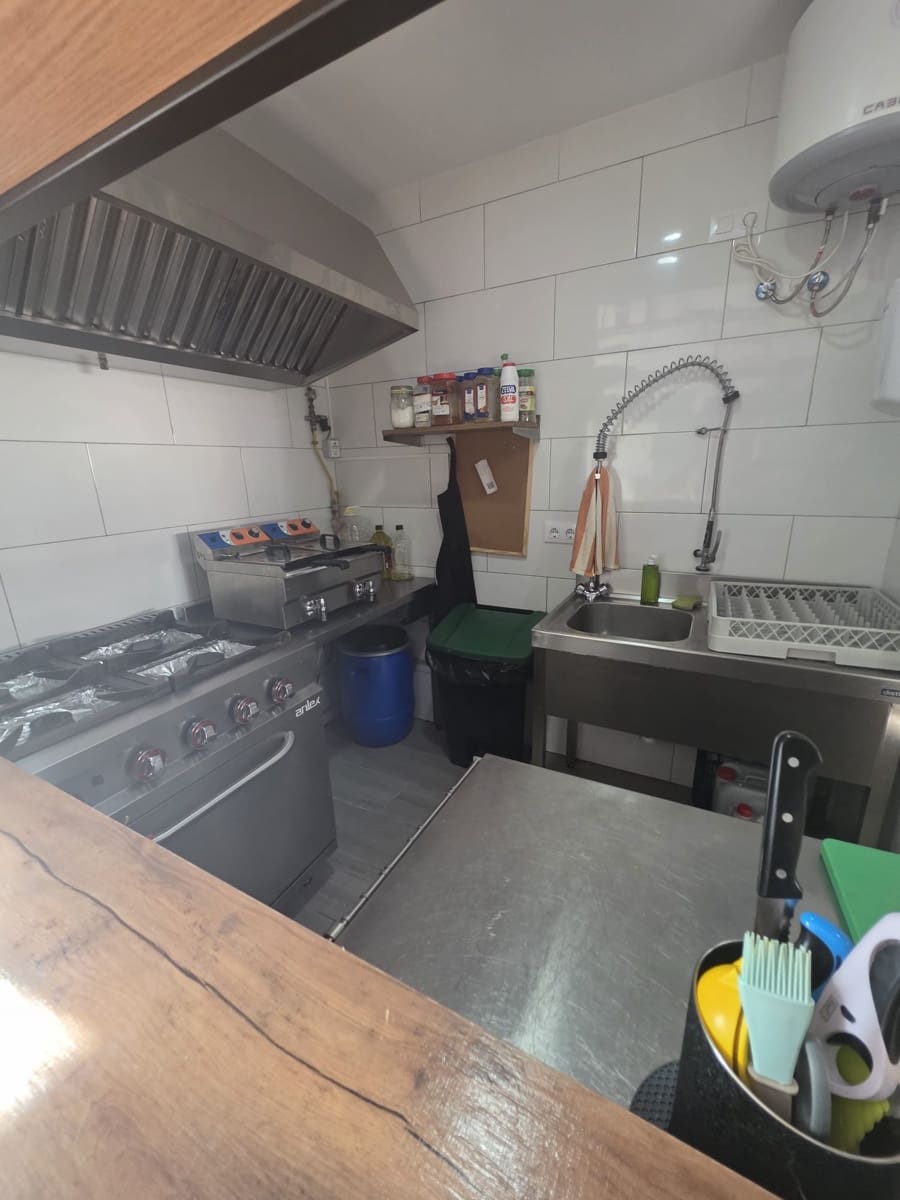 1 makuuhuone Kaupallinen vuokrattavana paikassa Adeje - 2 000 € (Ref: 9528877)