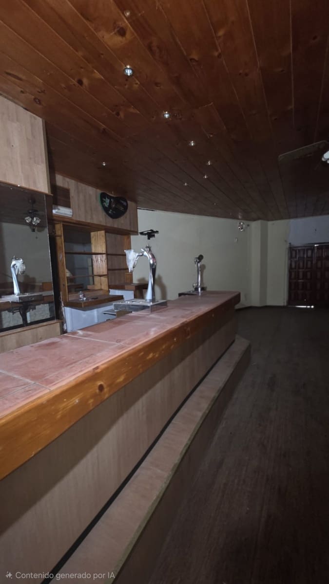 Kaupallinen vuokrattavana paikassa Adeje - 2 000 € (Ref: 9528924)