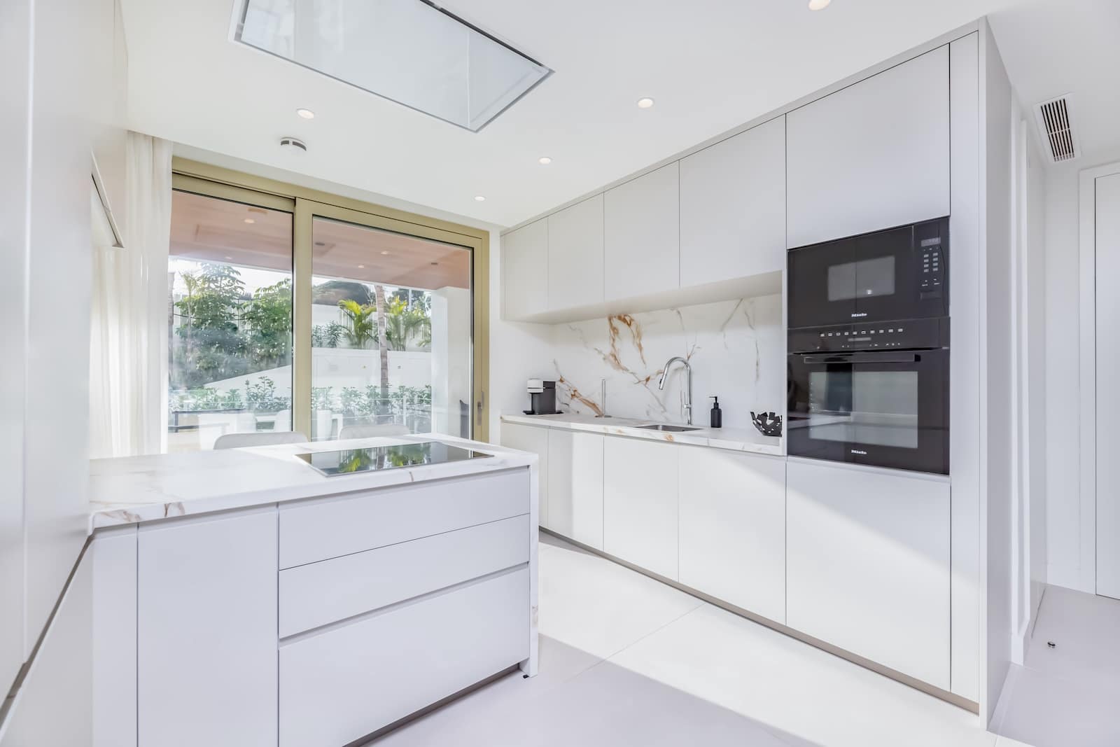 5 bedroom Penthouse for rent in Marbella with pool garage - € 16,000 (Ref: 9544396)