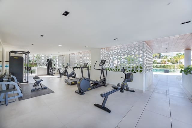 Penthouse de 5 chambres à louer à Lomas De Marbella, Marbella avec piscine garage - 16 000 € (Ref: 9544396)