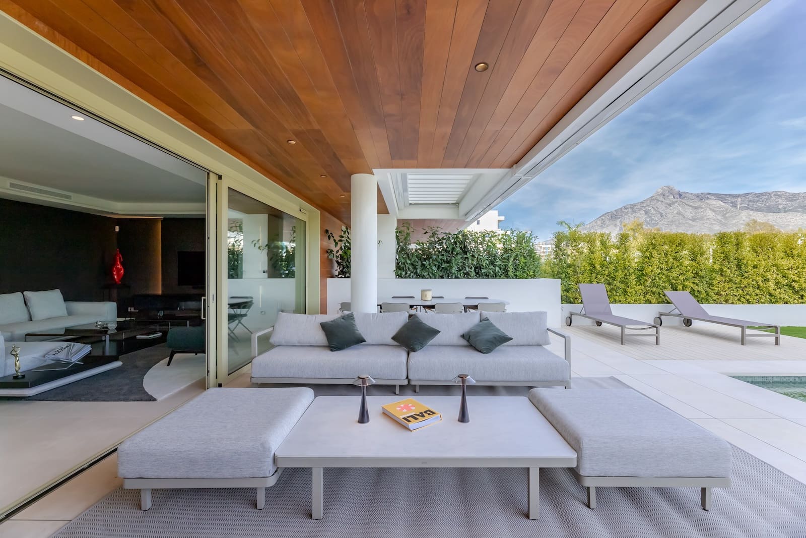 5 bedroom Penthouse for rent in Marbella with pool garage - € 16,000 (Ref: 9544396)