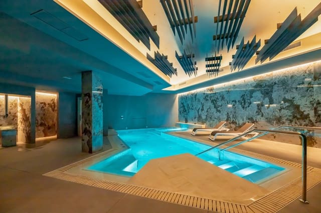 Penthouse de 5 chambres à louer à Lomas De Marbella, Marbella avec piscine garage - 16 000 € (Ref: 9544396)