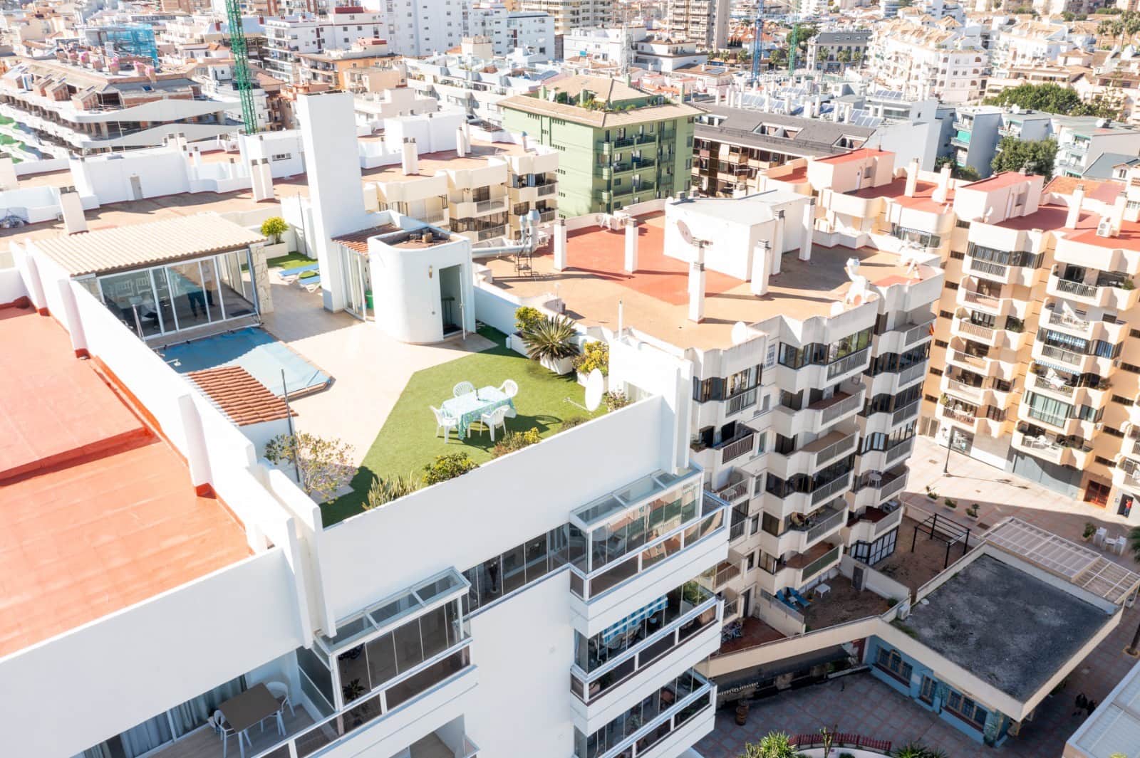 3 slaapkamer Penthouse te huur in Fuengirola met zwembad garage - € 2.600 (Ref: 9544407)