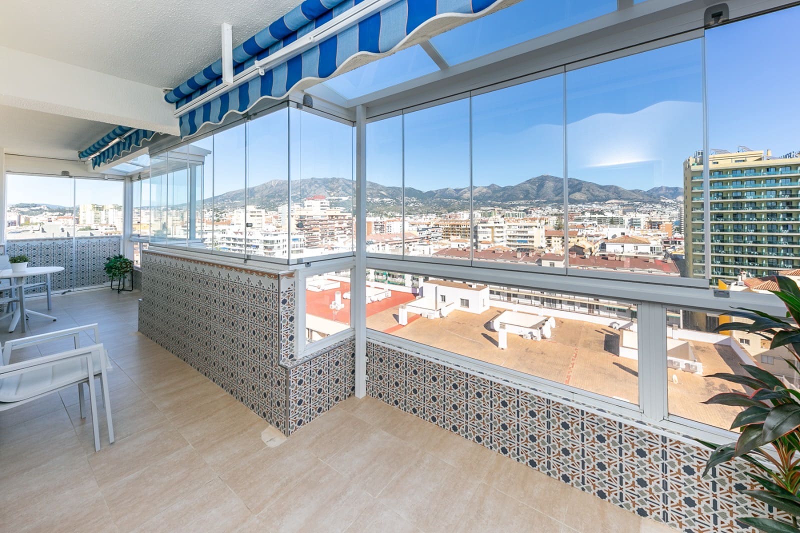 3 slaapkamer Penthouse te huur in Fuengirola met zwembad garage - € 2.600 (Ref: 9544407)