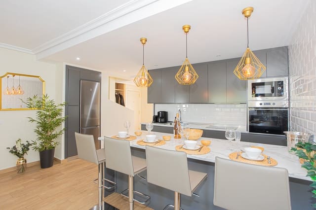 3 soveværelse Penthouse til leje i Nueva Andalucía Centro, Marbella med swimmingpool garage - € 3.300 (Ref: 9547198)