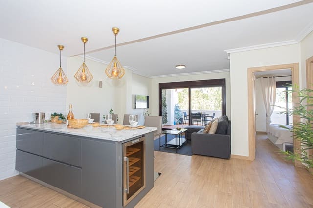 3 soveværelse Penthouse til leje i Nueva Andalucía Centro, Marbella med swimmingpool garage - € 3.300 (Ref: 9547198)