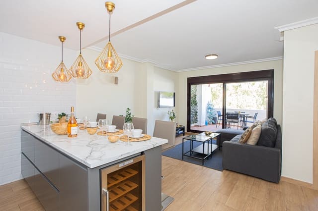 3 soveværelse Penthouse til leje i Nueva Andalucía Centro, Marbella med swimmingpool garage - € 3.300 (Ref: 9547198)