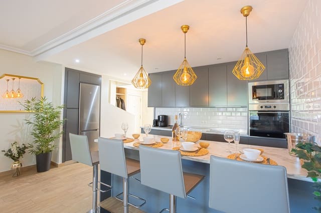 3 soveværelse Penthouse til leje i Nueva Andalucía Centro, Marbella med swimmingpool garage - € 3.300 (Ref: 9547198)