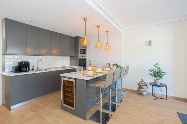 3 soveværelse Penthouse til leje i Nueva Andalucía Centro, Marbella med swimmingpool garage - € 3.300 (Ref: 9547198)