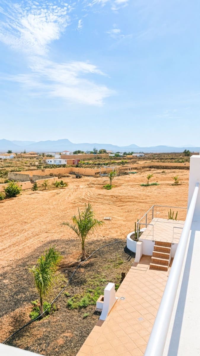 4 bedroom Villa for sale in Antigua with garage - € 590,000 (Ref: 9542159)