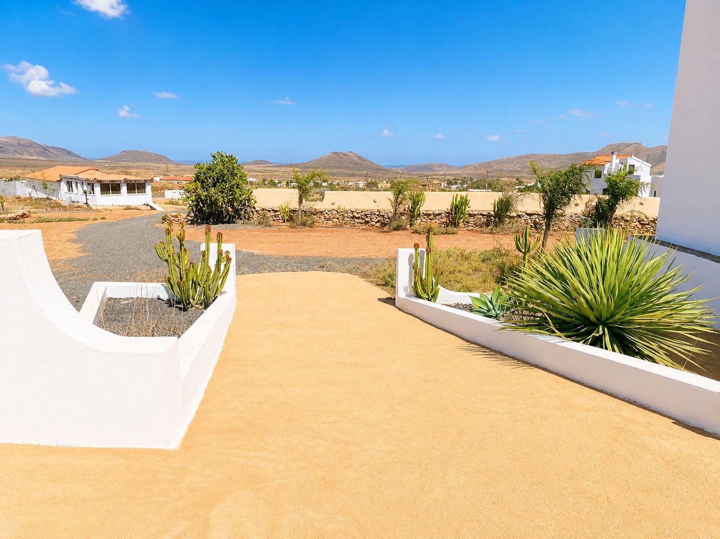 4 bedroom Villa for sale in Antigua with garage - € 590,000 (Ref: 9542159)