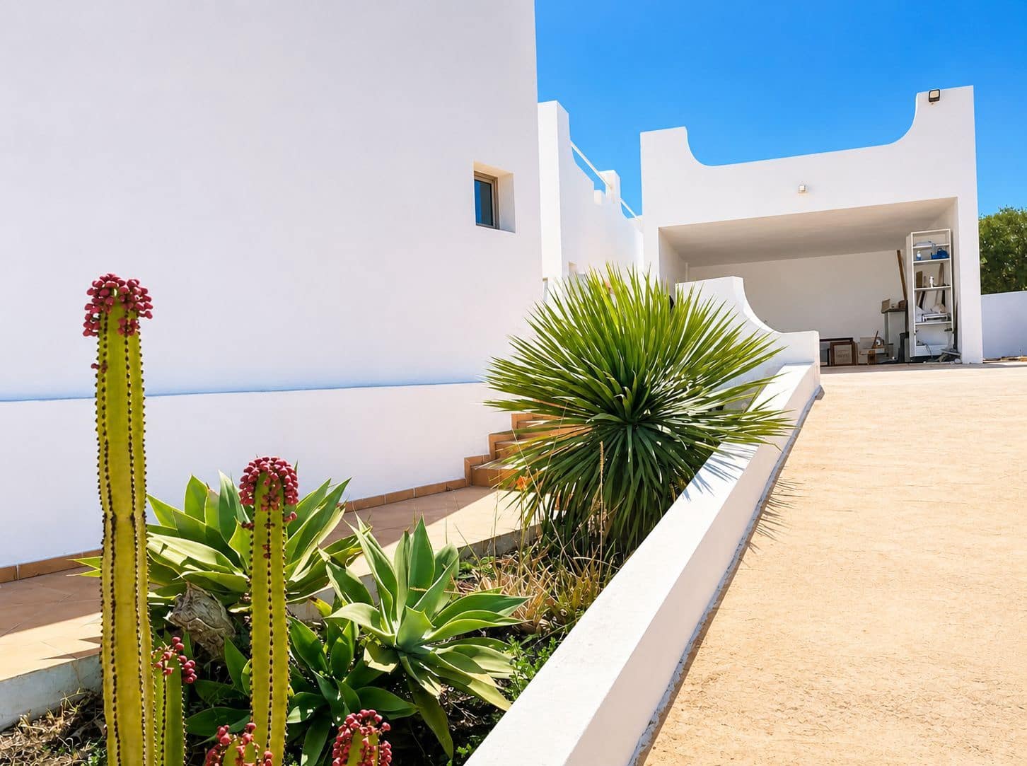 4 bedroom Villa for sale in Antigua with garage - € 590,000 (Ref: 9542159)