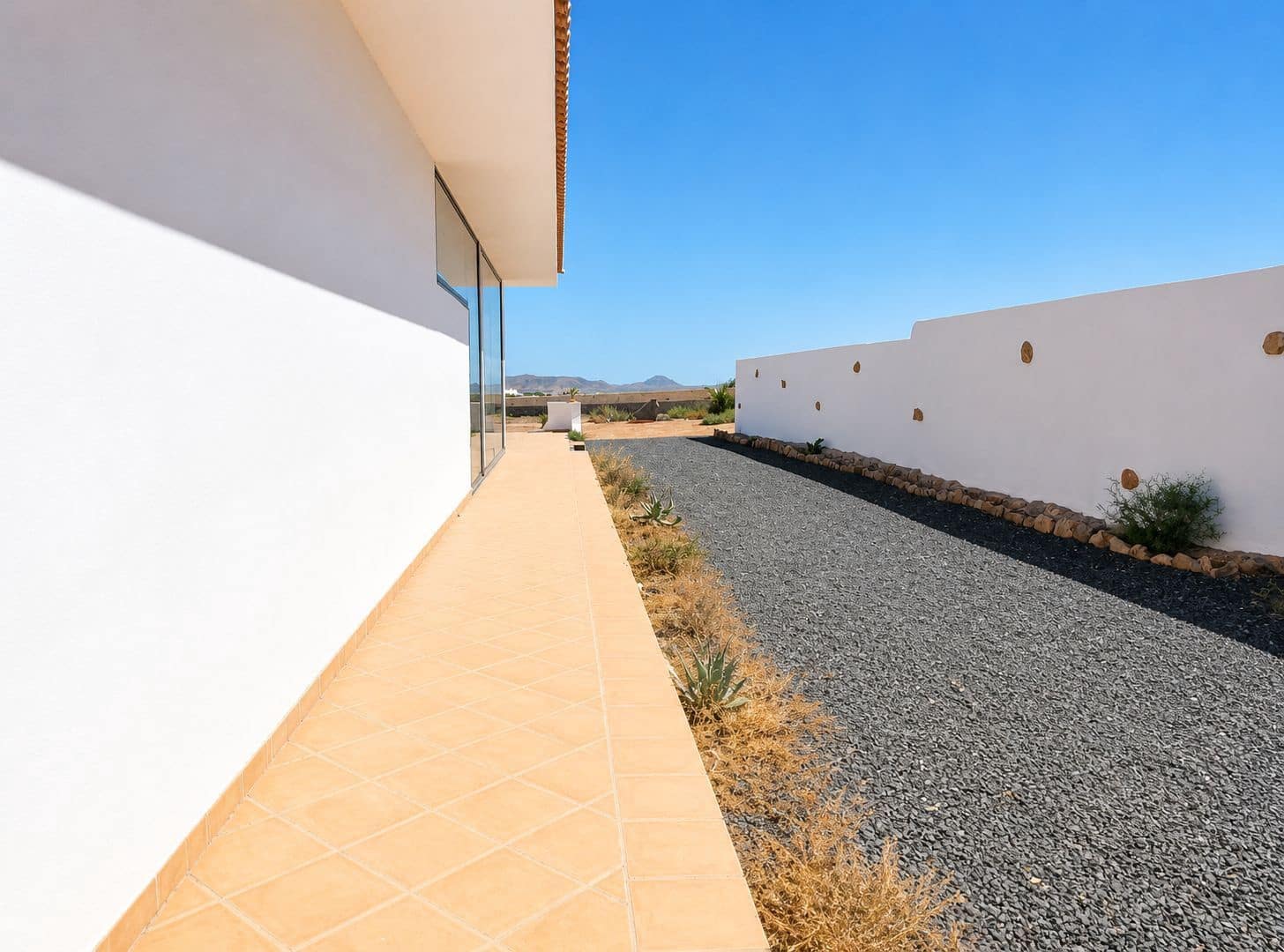 4 bedroom Villa for sale in Antigua with garage - € 590,000 (Ref: 9542159)