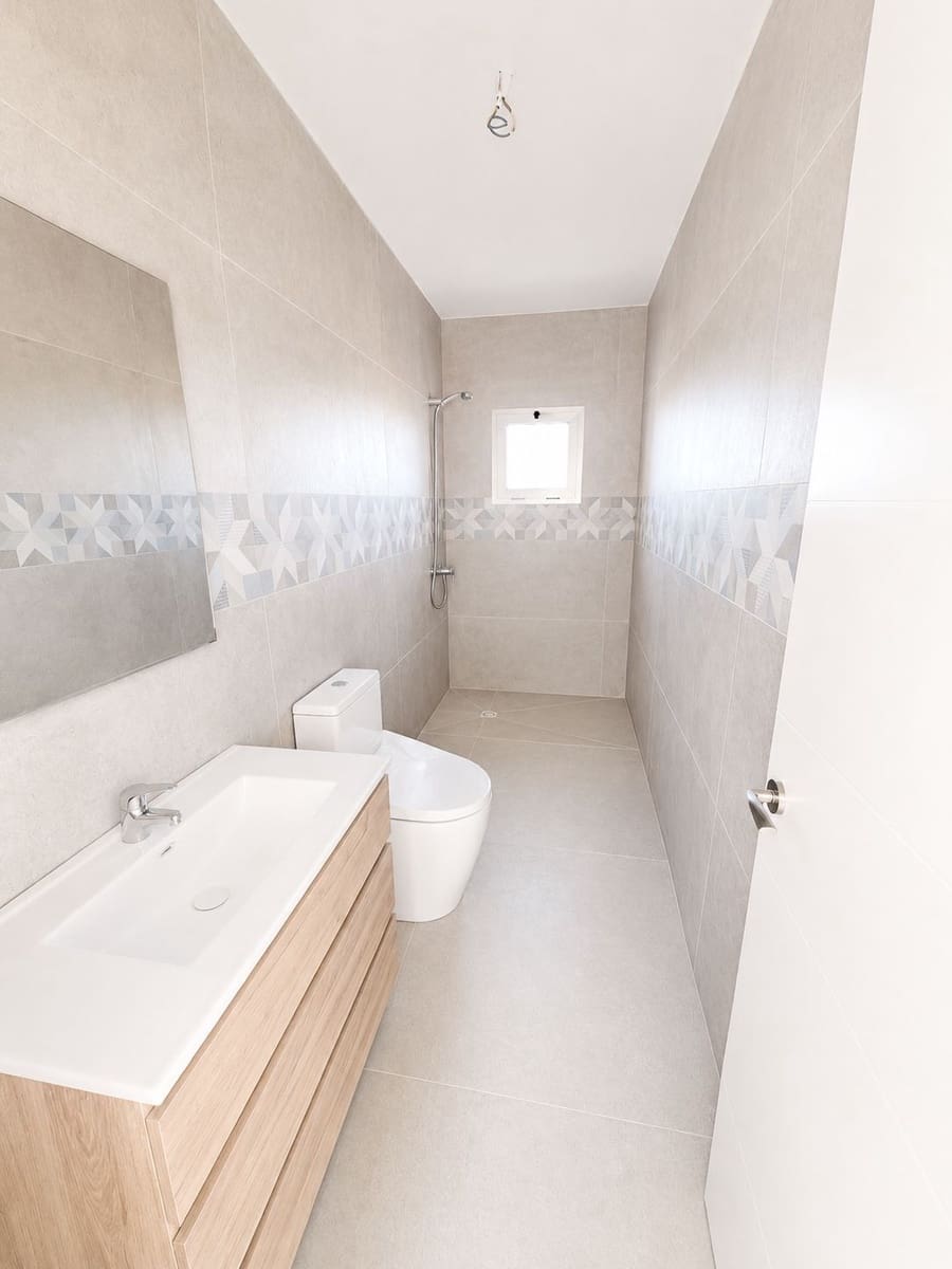 4 bedroom Villa for sale in Antigua with garage - € 590,000 (Ref: 9542159)
