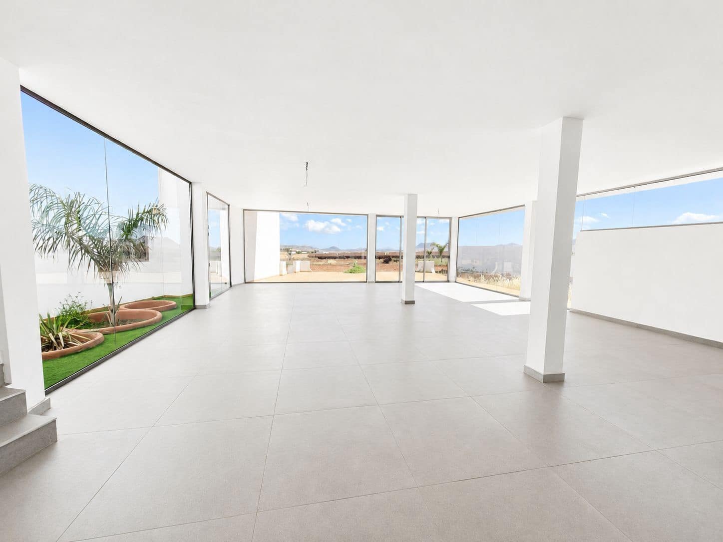 4 bedroom Villa for sale in Antigua with garage - € 590,000 (Ref: 9542159)