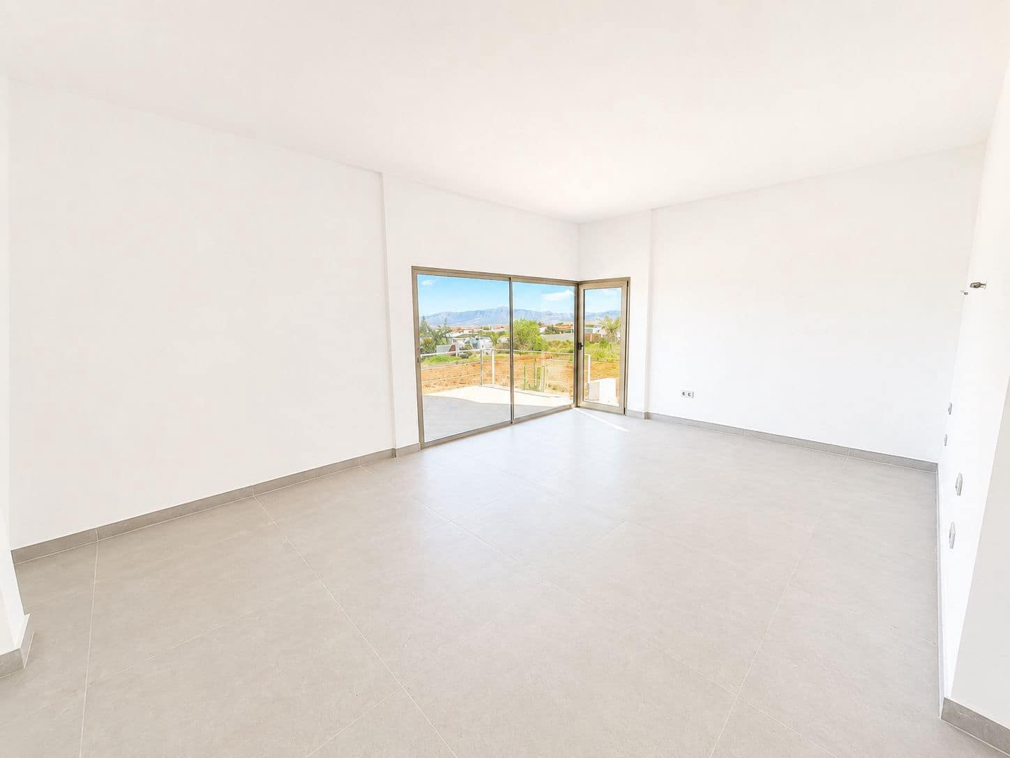 4 bedroom Villa for sale in Antigua with garage - € 590,000 (Ref: 9542159)