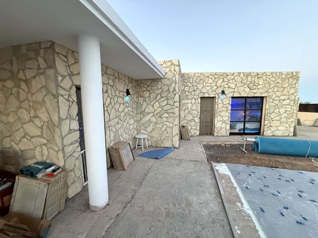 3 soverom Villa til salgs i Triquivijate, Antigua med svømmebasseng garasje - € 499 000 (Ref: 9542161)