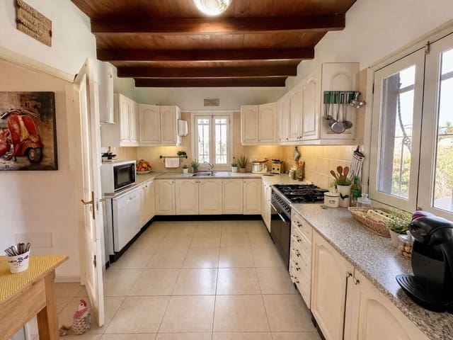 5 sypialnia Willa na sprzedaż w Triquivijate, Antigua z basenem - 499 000 € (Ref: 9542163)