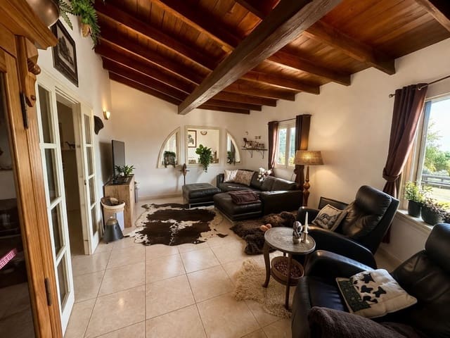 5 sypialnia Willa na sprzedaż w Triquivijate, Antigua z basenem - 499 000 € (Ref: 9542163)