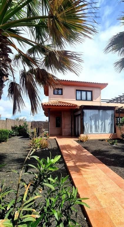 3 slaapkamer Villa te koop in Corralejo met zwembad garage - € 289.000 (Ref: 9542164)