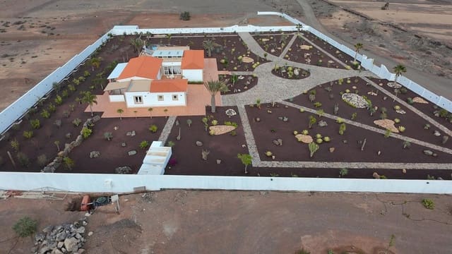 5 soveværelse Villa til salg i Tuineje med swimmingpool - € 695.000 (Ref: 9542166)