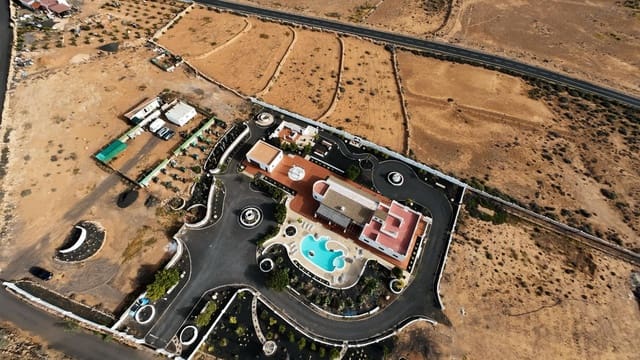 5 soveværelse Villa til salg i Antigua med swimmingpool garage - € 1.280.000 (Ref: 9542168)