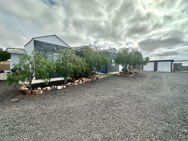 3 chambre Finca/Maison de Campagne à vendre à El Time, Puerto del Rosario avec garage - 619 900 € (Ref: 9542171)