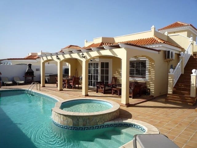 4 makuuhuone Huvila myytävänä paikassa Caleta de Fuste, Antigua mukana uima-altaan 
autotalli - 510 000 € (Ref: 9542173)