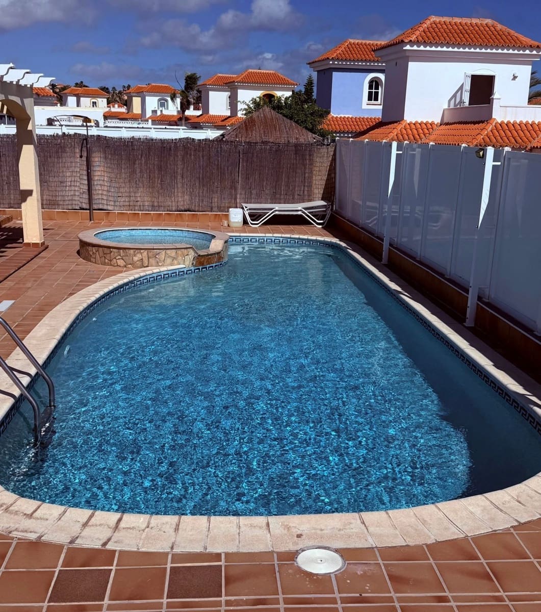 4 bedroom Villa for sale in Caleta de Fuste with pool garage - € 510,000 (Ref: 9542173)