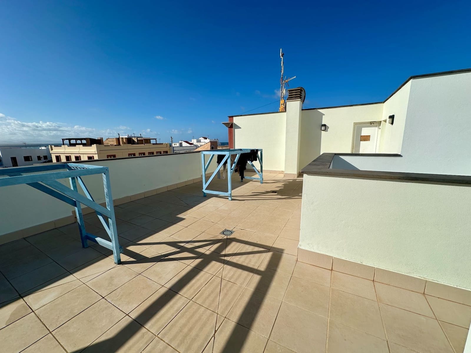 2 slaapkamer Flat te koop in El Cotillo met zwembad garage - € 320.000 (Ref: 9542174)