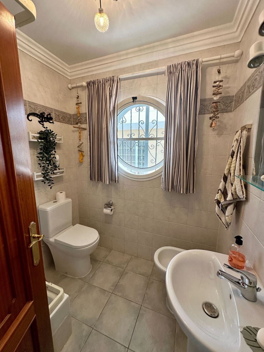 4 makuuhuone Huvila myytävänä paikassa Caleta de Fuste mukana uima-altaan 
autotalli - 950 000 € (Ref: 9573975)