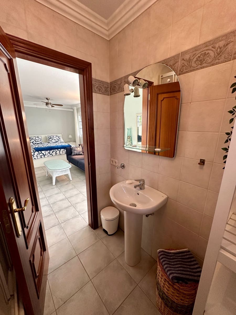 4 makuuhuone Huvila myytävänä paikassa Caleta de Fuste mukana uima-altaan 
autotalli - 950 000 € (Ref: 9573975)