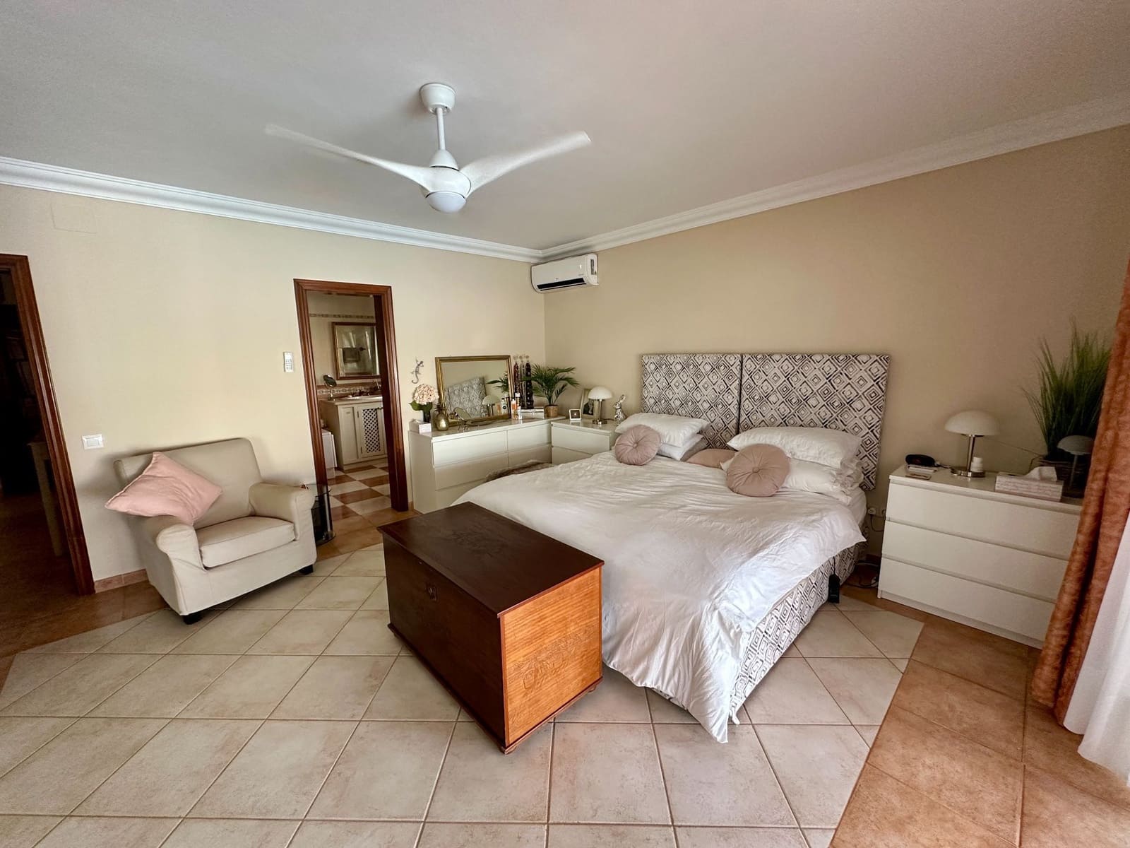 4 makuuhuone Huvila myytävänä paikassa Caleta de Fuste mukana uima-altaan 
autotalli - 950 000 € (Ref: 9573975)