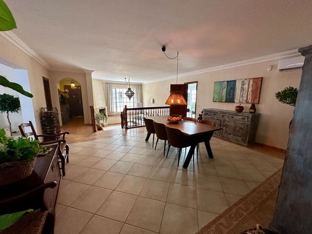 4 makuuhuone Huvila myytävänä paikassa Caleta de Fuste, Antigua mukana uima-altaan 
autotalli - 950 000 € (Ref: 9573975)