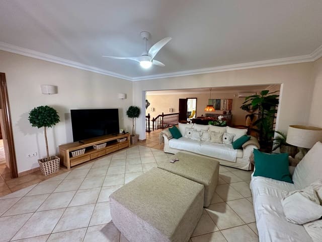 4 makuuhuone Huvila myytävänä paikassa Caleta de Fuste, Antigua mukana uima-altaan 
autotalli - 950 000 € (Ref: 9573975)